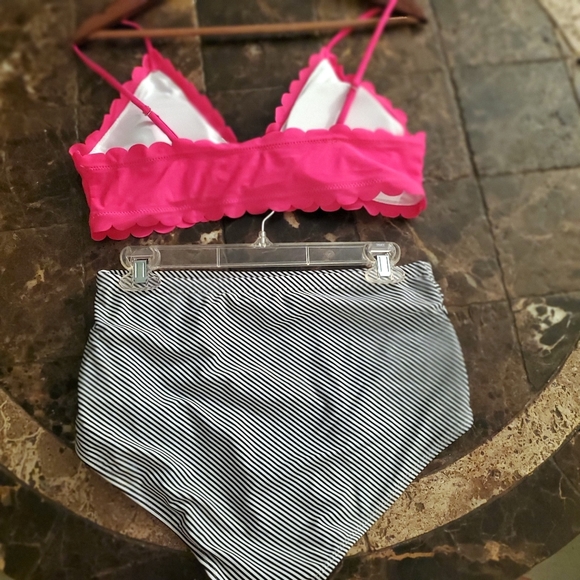 Amazon pink ruffled bikini top XL & Cupshe Black white Striped bottoms L - Picture 3 of 5